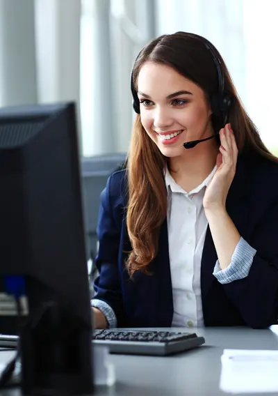 Une collaboratrice Elis à l'écoute de ses clients